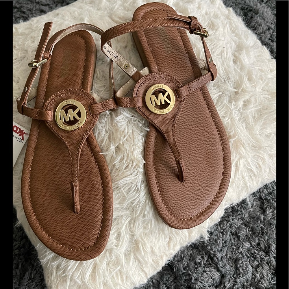 Authentic MK Flat Sandal🌴🌴🌴🌴🌴🌴🌴🌴🌴🌴